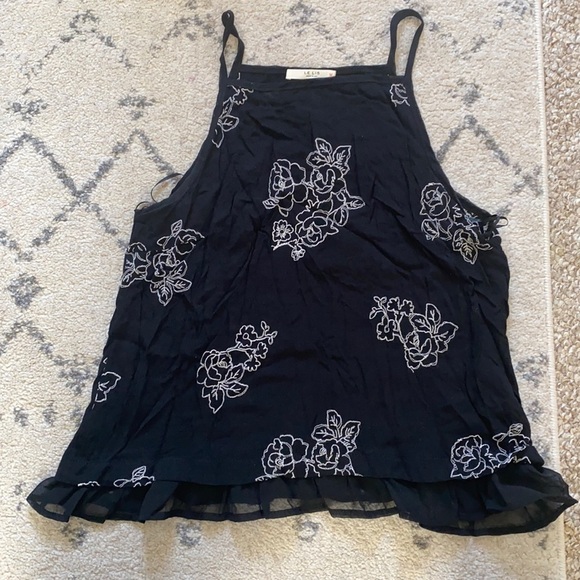 Le Lis Tank - Picture 1 of 5